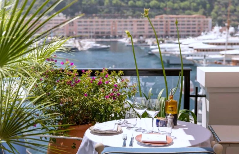 A table on the terrace at La Môme above the yachts in the port