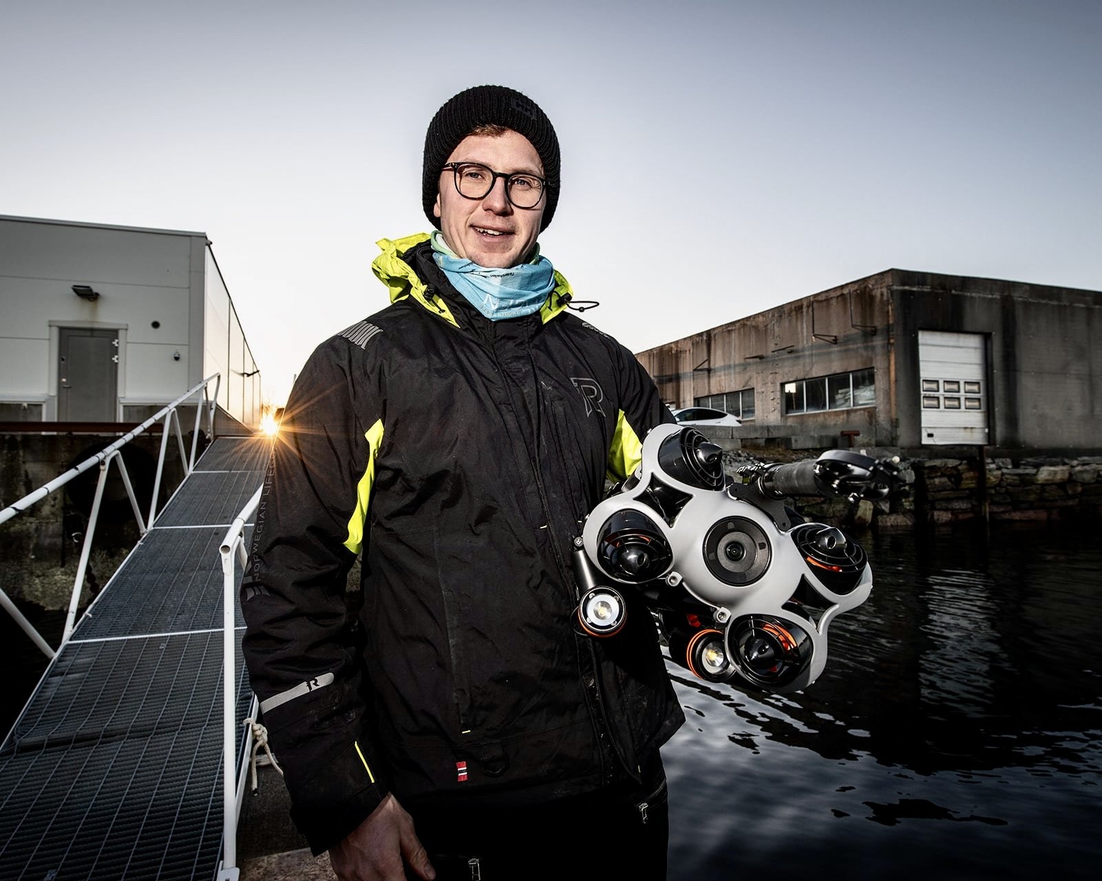 Martin Helseth on a Norwegian pier holding an underwater drone. Photo: Frivannsliv